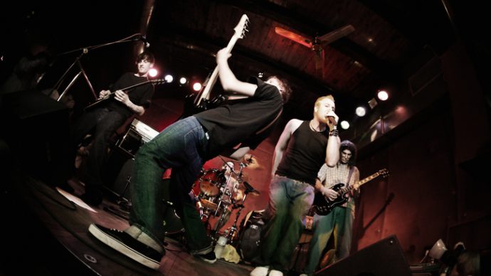 Band... NOTE there's a lot of noise, 800 ISO. Istockalypse Slovenia 2006. http://www.lisegagne.com/images/casual.jpg